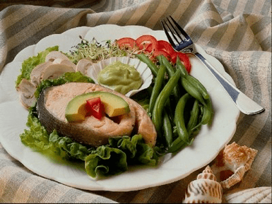 Fisch mit Gemüse ist in der Diät zur Gewichtsreduktion enthalten