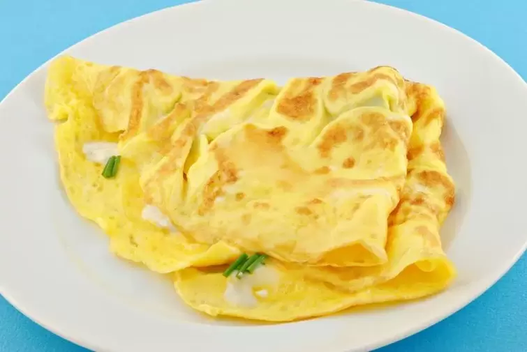 Omelette mit Käse für eine kohlenhydratfreie Ernährung