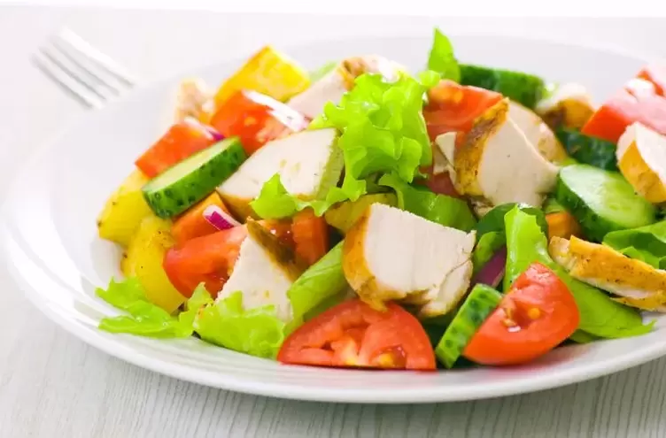 Salat mit Gemüse und Hühnchen für eine kohlenhydratfreie Ernährung