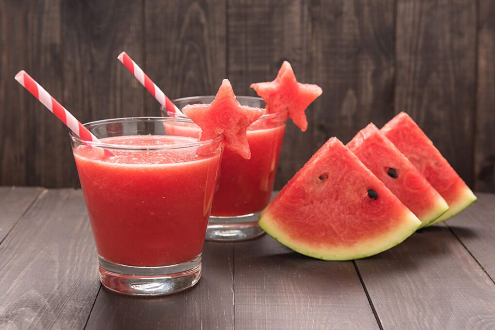 Frische Wassermelone mit Wassermelonenscheiben - leckeres Essen zum Abnehmen