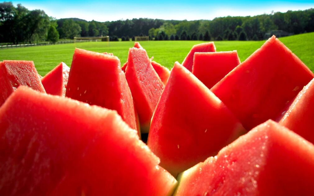 Saftige Wassermelonenscheiben helfen, Giftstoffe aus dem Körper zu entfernen