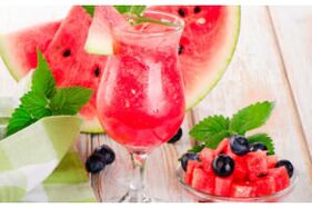 Wassermelonengetränk auf dem Wassermelonen-Diätmenü zur Gewichtsreduktion in einer Woche