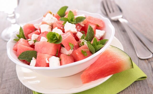 Wassermelonensalat mit Käse und Minze in der Ernährung der wöchentlichen Wassermelonendiät