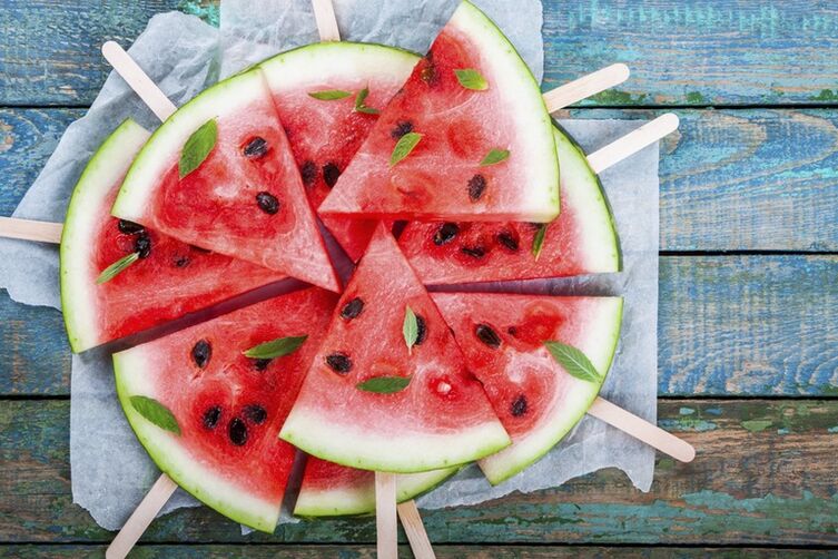 Wassermelonenscheiben auf Stäbchen für einen Snack bei einer Wassermelonendiät