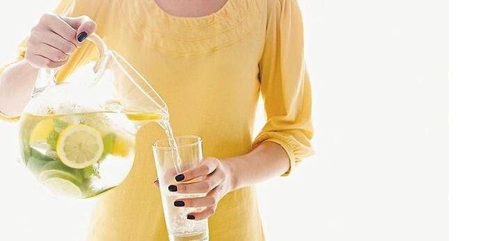 Zitronenwasser hilft, den Körper zu reinigen
