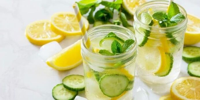 Zitronenwasser mit Gurke zum Abnehmen