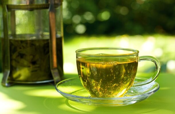 Grüner Tee ist die Grundlage einer der Wasserdiätoptionen