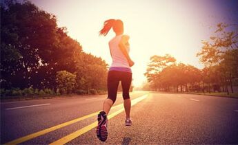 Cardio-Training wie Laufen hilft bei der Fettverbrennung in den Beinen. 